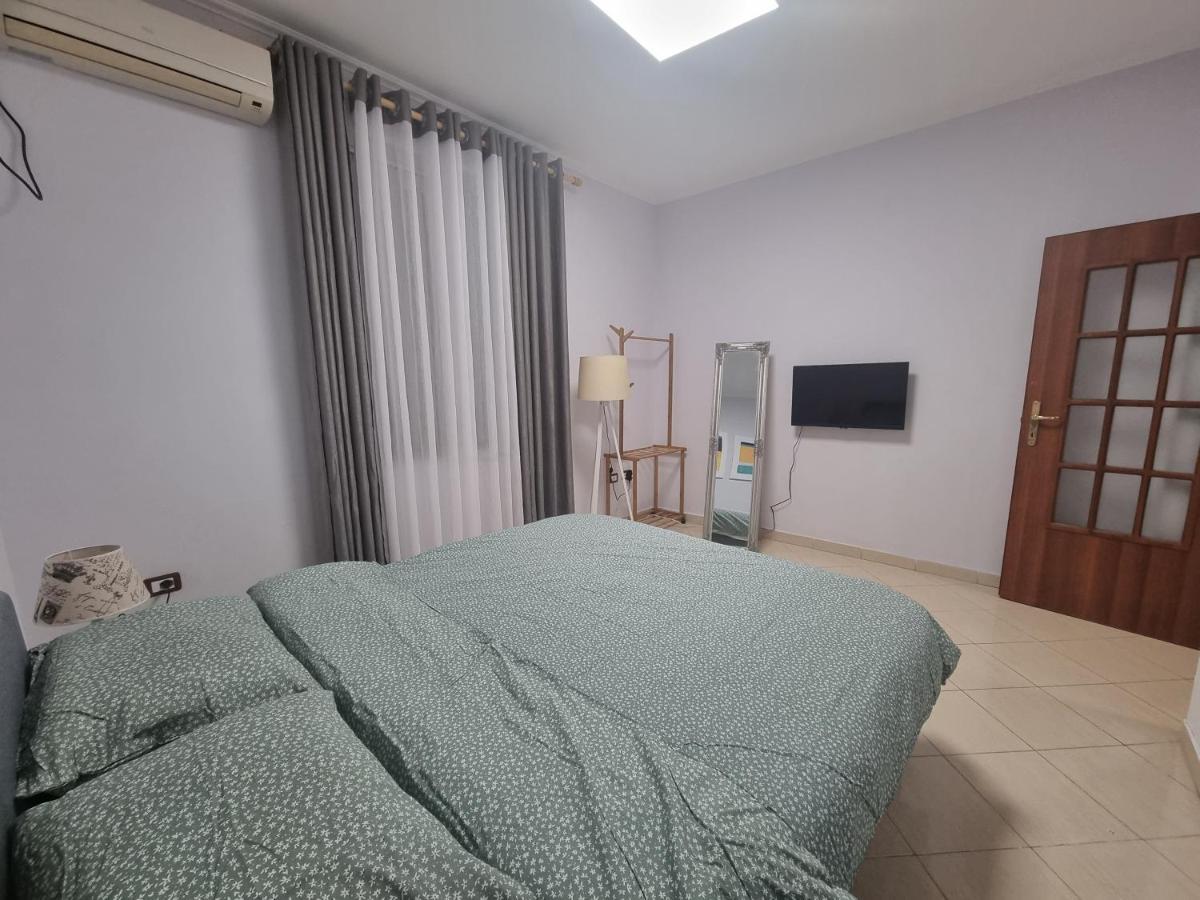 Glamorous Apartment In ティラナ エクステリア 写真